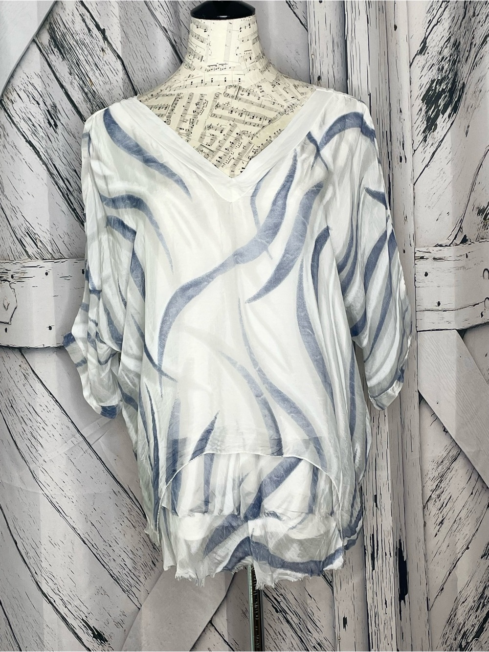 NEW GIGI MODA diana wave print blouse in white & blue O/S